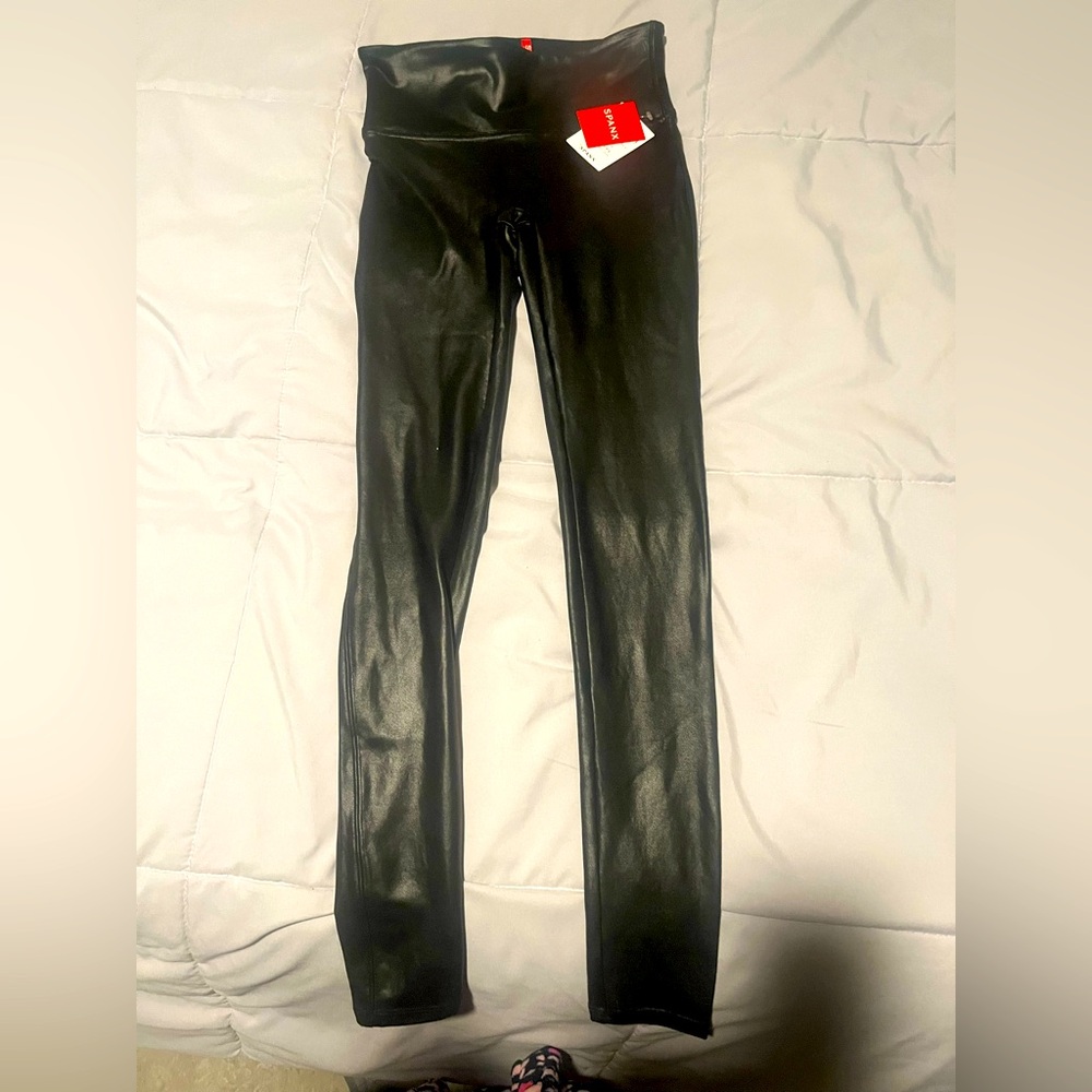 SPANXshape™ Faux Leather
Leggings